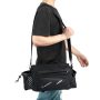 9 literes csomagtartó táska, vállra akasztható, esővédő takaróval, fekete